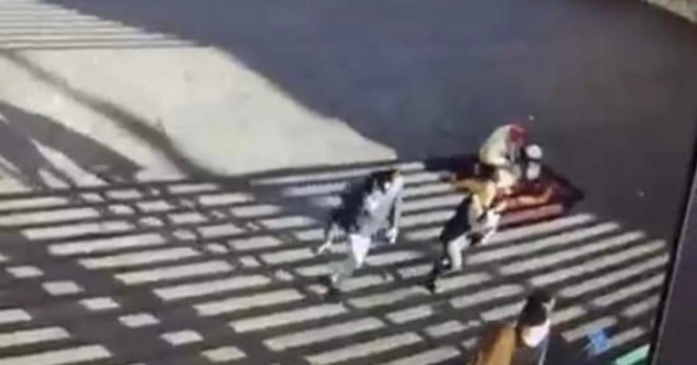 Napoli schiaffeggia donne strada
