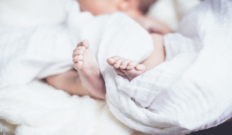 Dà il figlio in adozione: il donatore di sperma era cinese e non giapponese