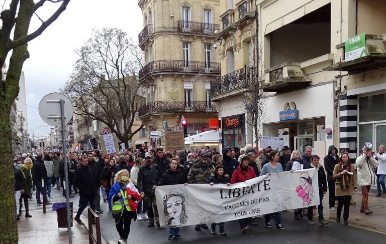Manifestanti in piazza in tutta la Francia