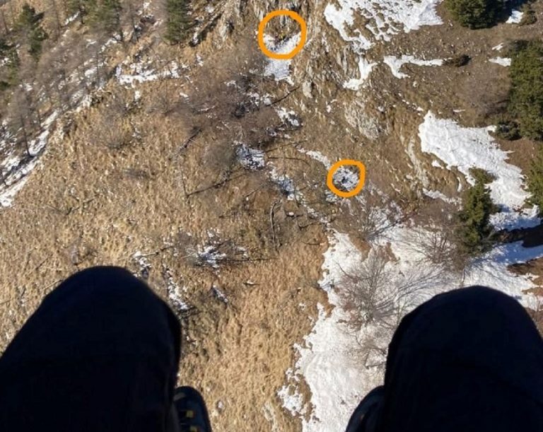 Padre e figlio in bilico sul burrone nella visuale dall'elicottero di soccorso