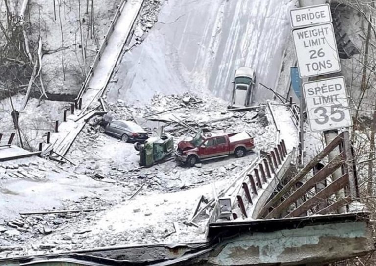Il ponte collassato a Pittsburgh