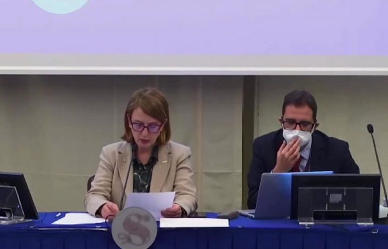 La senatrice Mantovani durante i vani tentativi di bloccare il video