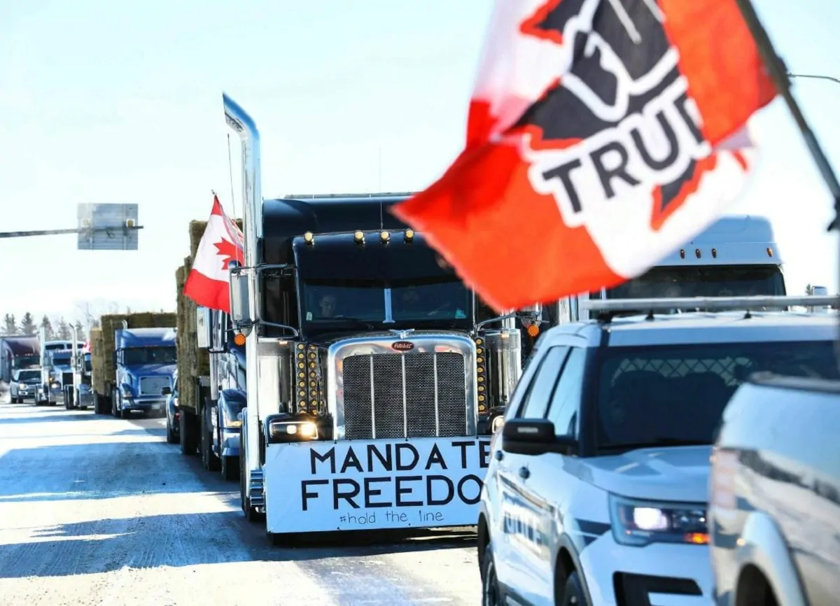 Il lungo serpentone di camionisti in Canada