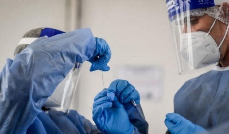 Ricercatori che lavorano