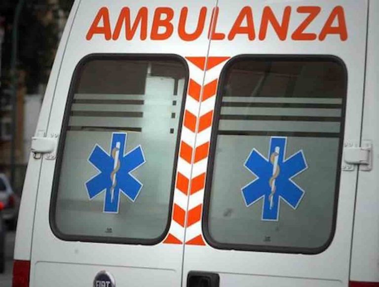 Roma, bimba di 4 anni precipita dal balcone al quarto piano: grave in ospedale. Era sola in casa