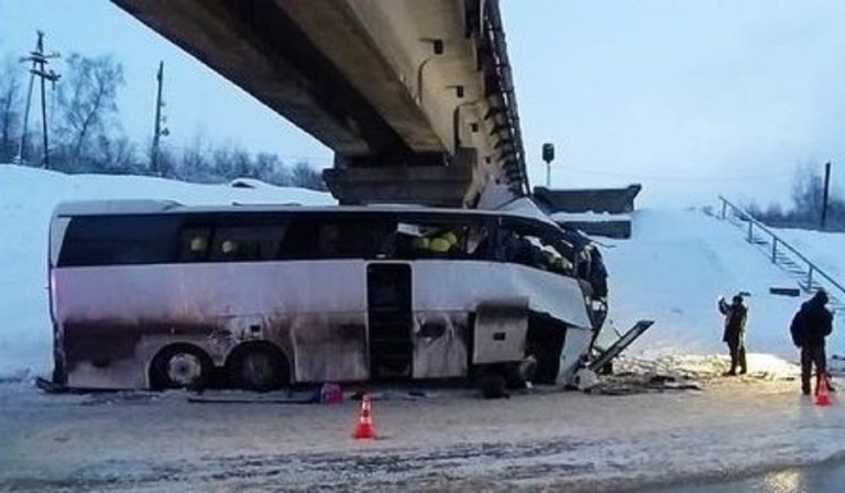 Una scena del terribile incidente occorso al bus
