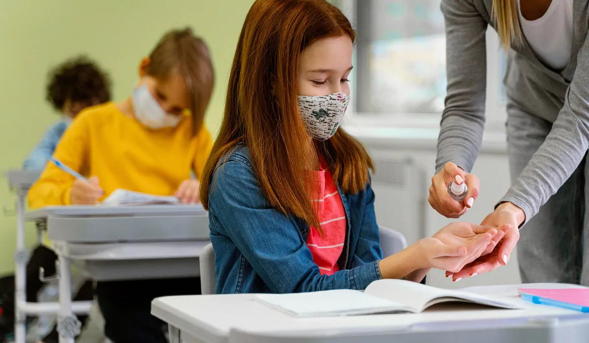 Lezioni fino a luglio e vaccini a scuola, il piano ministeriale