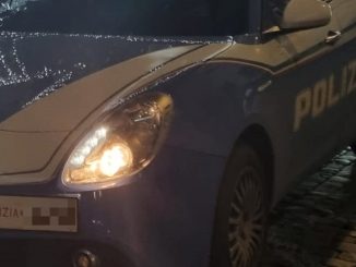 La polizia ha fermato un'auto con sette occupanti e con il guidatore positivo al covid