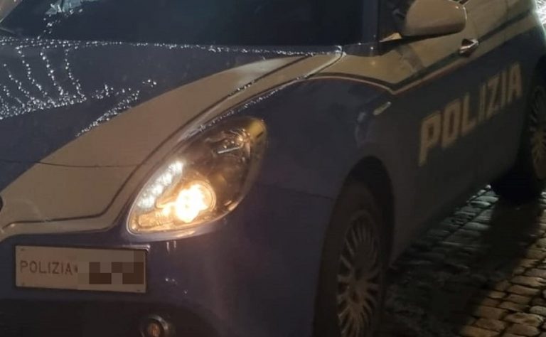 La polizia ha fermato un'auto con sette occupanti e con il guidatore positivo al covid