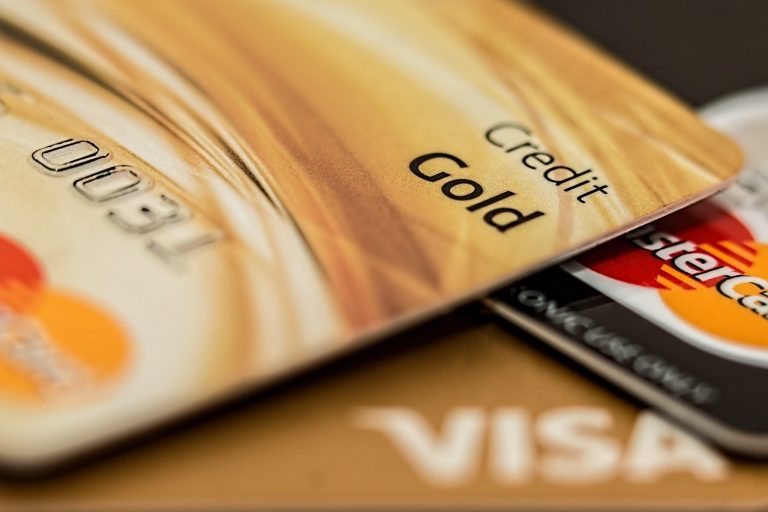 Fermato un 42enne che faceva spese pazze con la carta di credito di un'altra persona