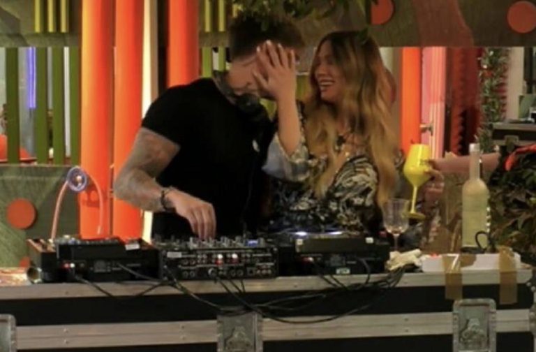 GF Vip, Alessandro e Soleil sempre più vicini: flirt durante la festa di Capodanno