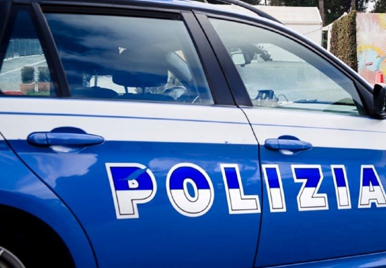 La polizia ha arrestato un 20enne per violenza sessuale