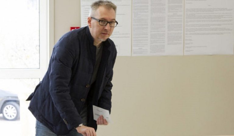 Politico ricoperto di fango da folla no vax: aggressione in Francia