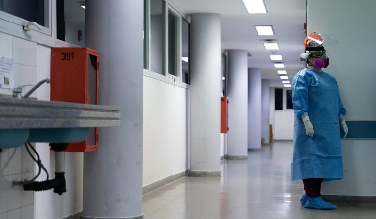 Allarme oncologi: ""Interventi e diagnosi rinviati per colpa dei no vax col Covid"