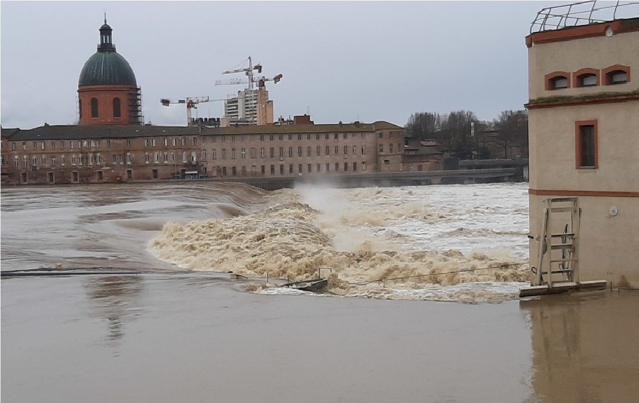 De fortes chutes de neige dans les Pyrénées et la Garonne débordent à Toulouse