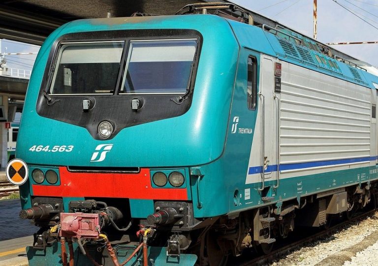 Con i contagi Omicon scatta la "rivoluzione obbligata" degli orari dei treni