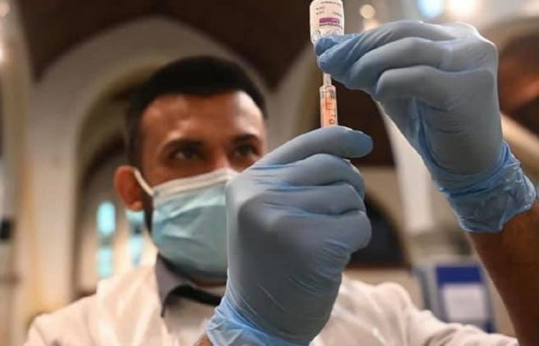 va a farsi vaccinare al posto di un amico n vax: denunciato