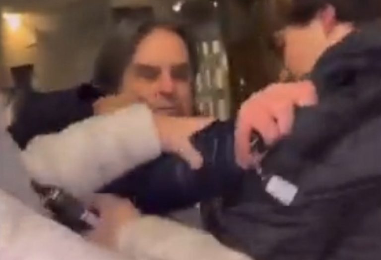 Il momento in cui uno degli aggressori afferra la pistola del vigile in borghese