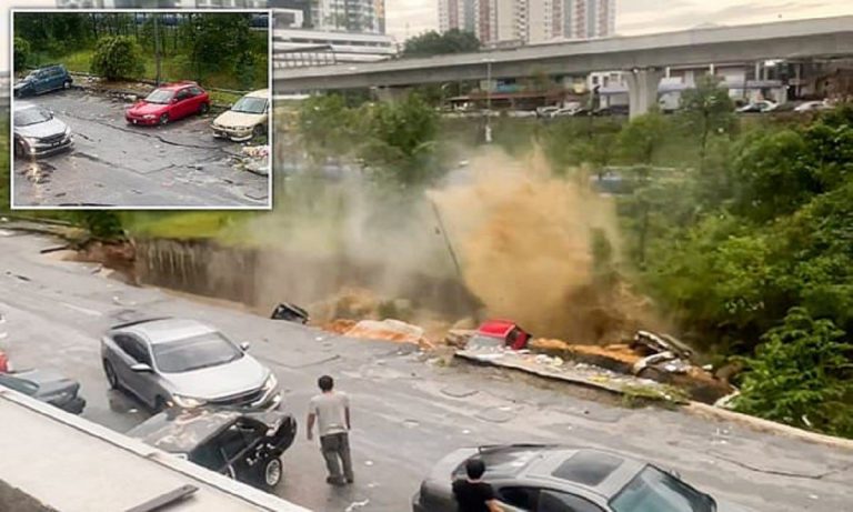 Strada collassata in Malesia: auto portate via dalle forti piogge