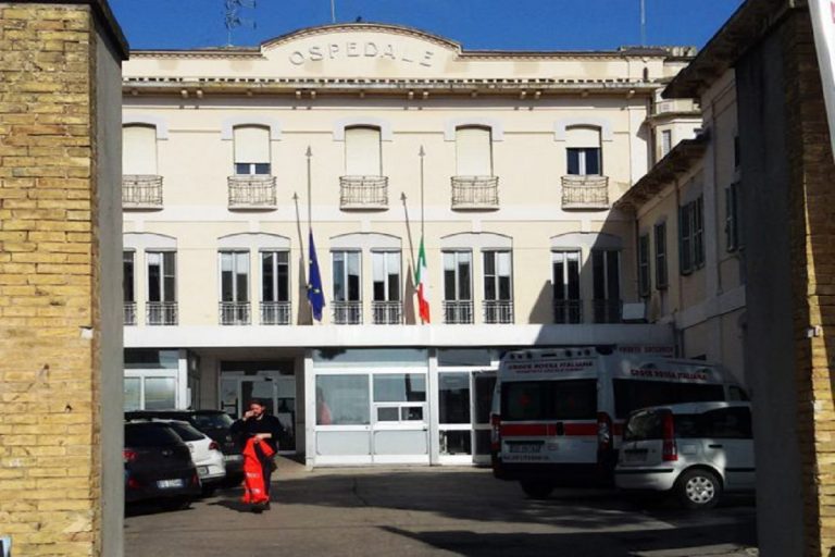 anziano morto finestra ospedale