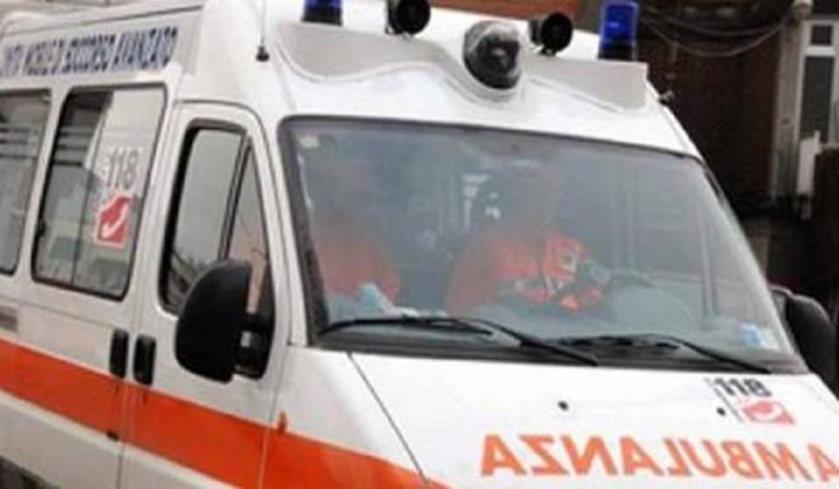 auto infilzata ringhiera