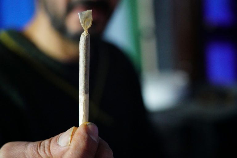 Insegnante avrebbe ceduto droga ai suoi studenti