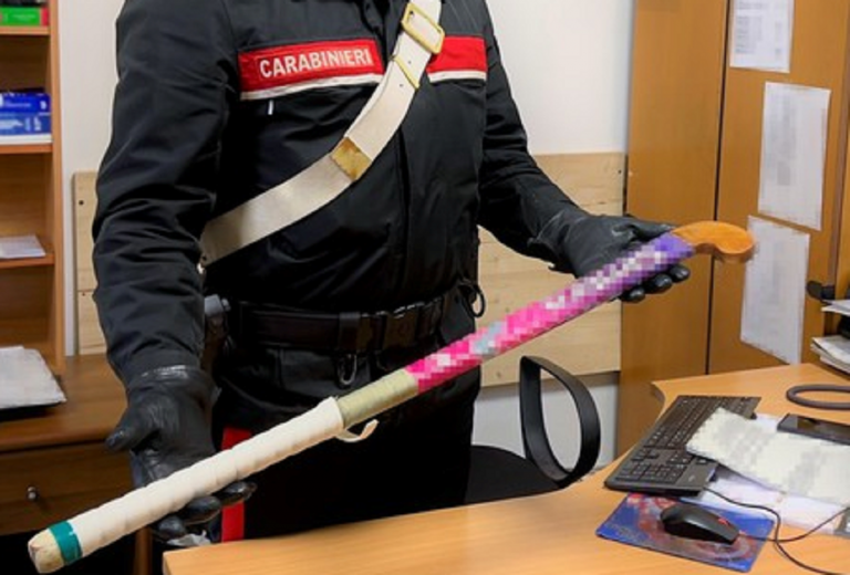 La mazza fa hockey sequestrata dai Carabinieri