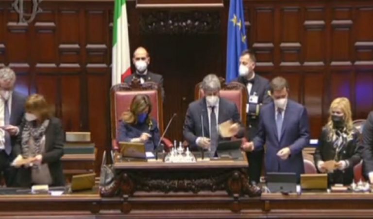 Casellati guarda il telefono