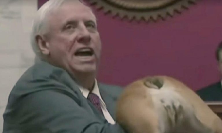 governatore oppositori sedere cane