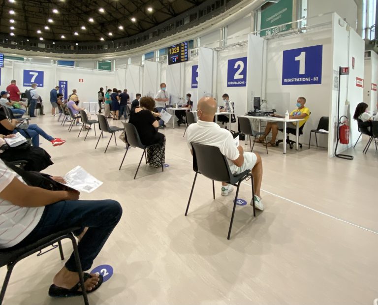lombardia il paradosso della terza dose fuorisede nel limbo delle prenotazioni 768x620
