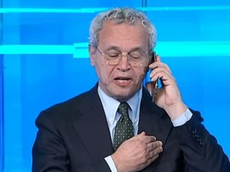 Enrico Mentana al cellulare in diretta con Beppe Grillo