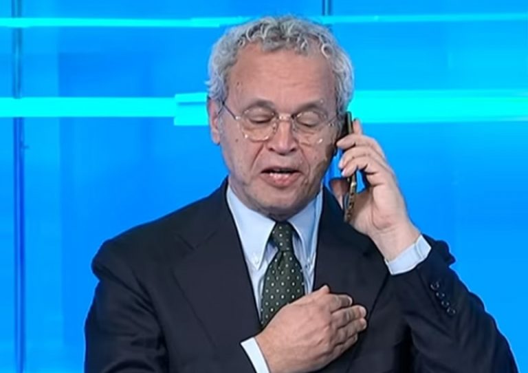 Enrico Mentana al cellulare in diretta con Beppe Grillo