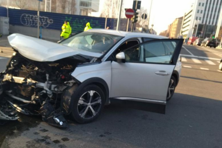 scontro auto ambulanza