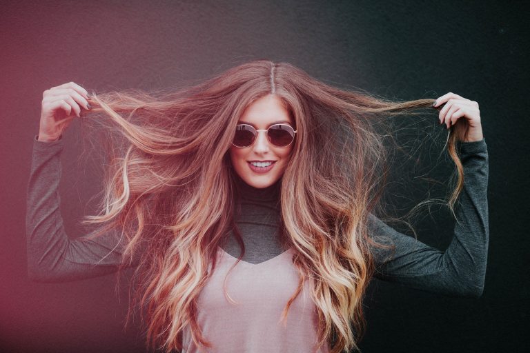 Capelli che cadono in inverno: come rimediare naturalmente