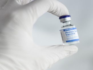 Vaccino Covid e reazioni avverse: Aifa pubblica un report sui decessi