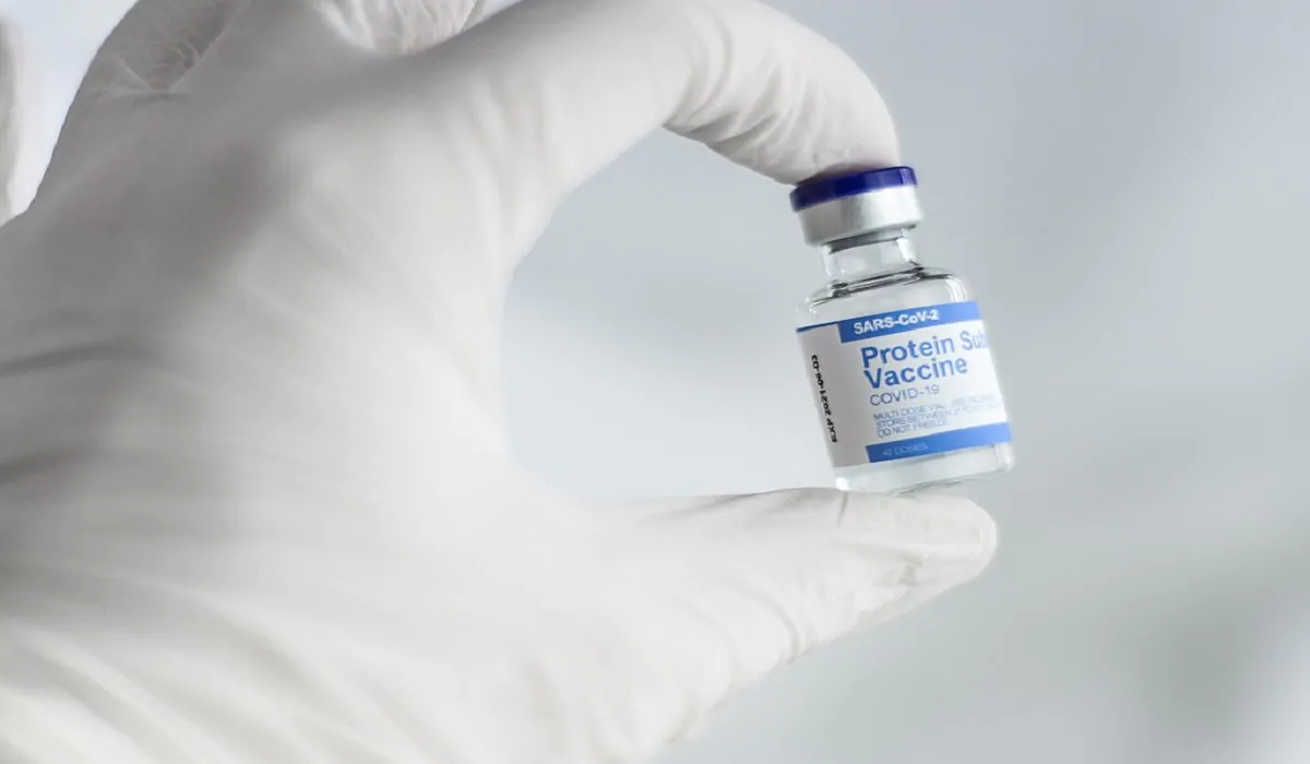 Vaccino Covid e reazioni avverse: Aifa pubblica un report sui decessi
