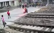 attraversa binari con lo scooter