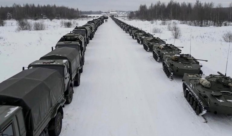 Colonne motorizzate e meccanizzate russe dirette al confine ucraino