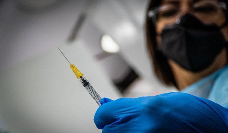 Vaccino Covid, un nuovo studio afferma: nessuna variante lo buca
