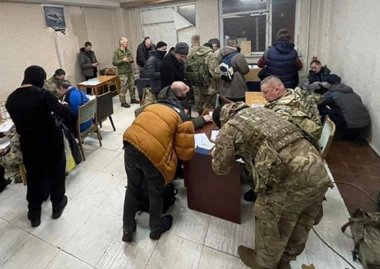 Cittadini ucraini firmano i moduli per la donazione del sangue