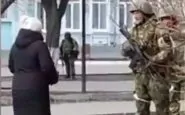 La donna ucraina che affronta il pattugliatore russo