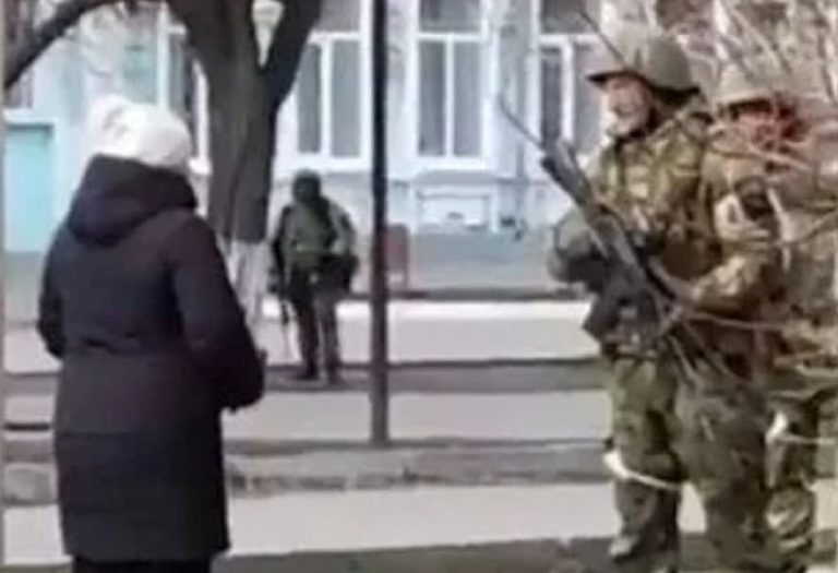 La donna ucraina che affronta il pattugliatore russo