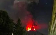 La spettacolare eruzione vista dall'abitato di Catania