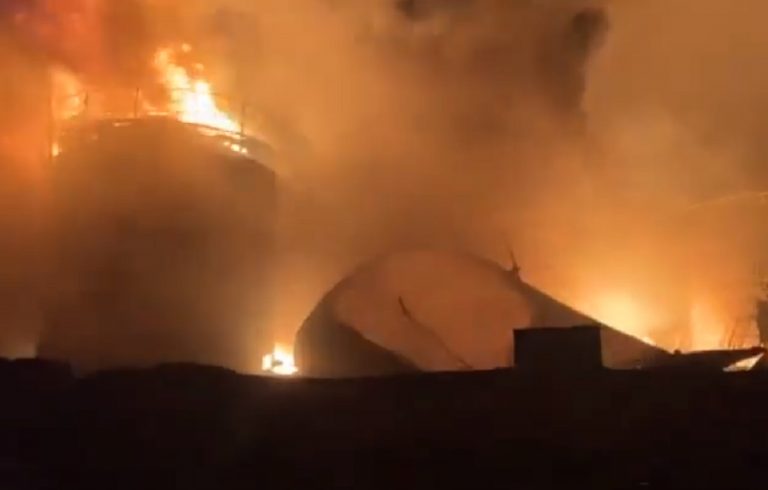 Il deposito di greggio in fiamme
