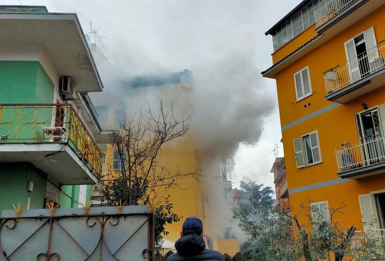 La palazzina in fiamme a Roma Est