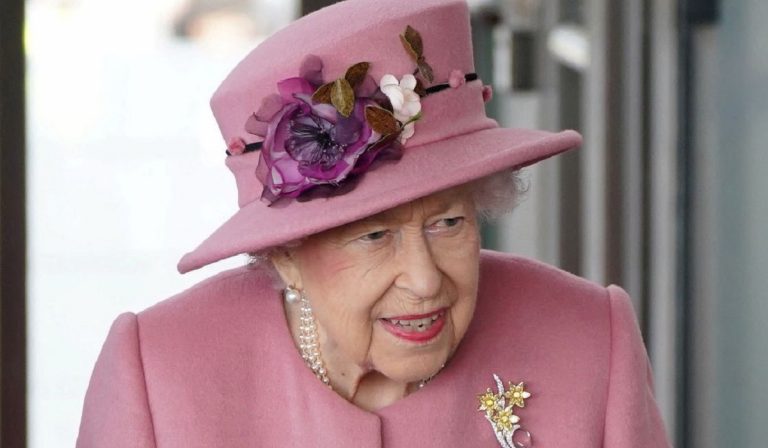 Bufala sulla regina Elisabetta II, positiva al Covid