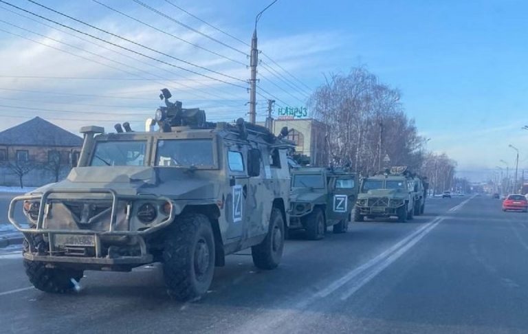 La colonna di mezzi "abbandonati" in Ucraina