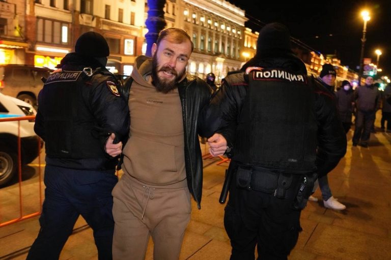 Sono già migliaia gli arresti della polizia russa contro i dimostranti pacifisti