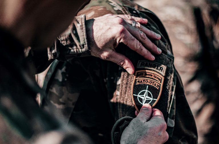 Truppe fregiate con lo stemma Nato