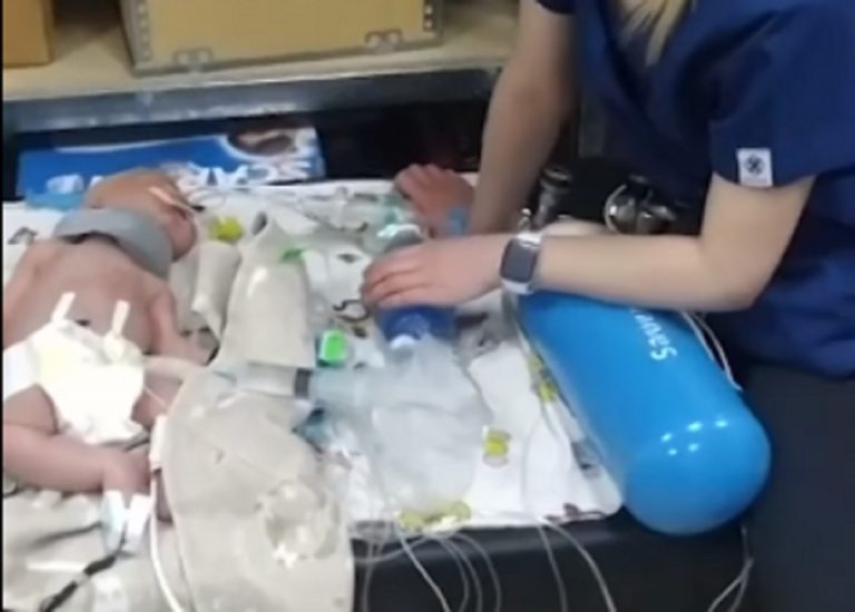 I neonati trasferiti nel rifugio anti aereo